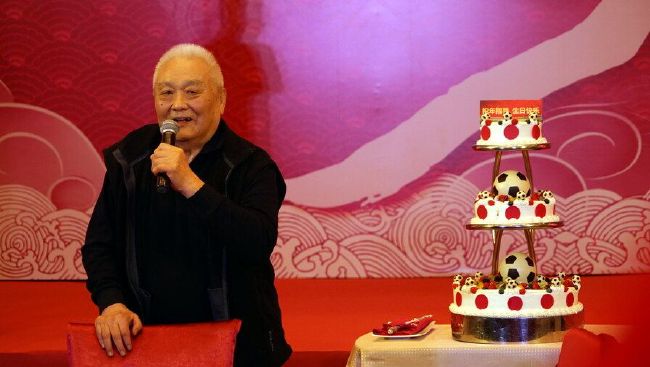 中场仍是曼联需要补强的位置，阿姆拉巴特租借加盟以来表现不错，但他并没有被视作长期的人选，如果曼联引进菲利普斯，他将填补这个位置。